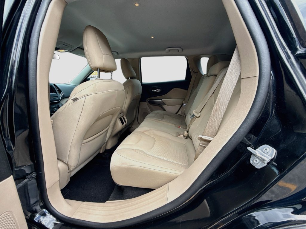 Used 2020 Jeep Cherokee Latitude FWD image 25