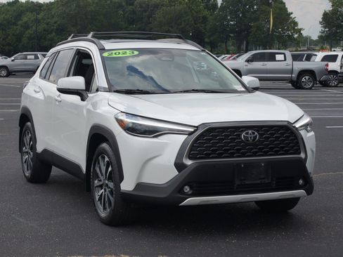 Used 2023 Toyota Corolla Cross XLE w/ Convenience Package FWD image 24