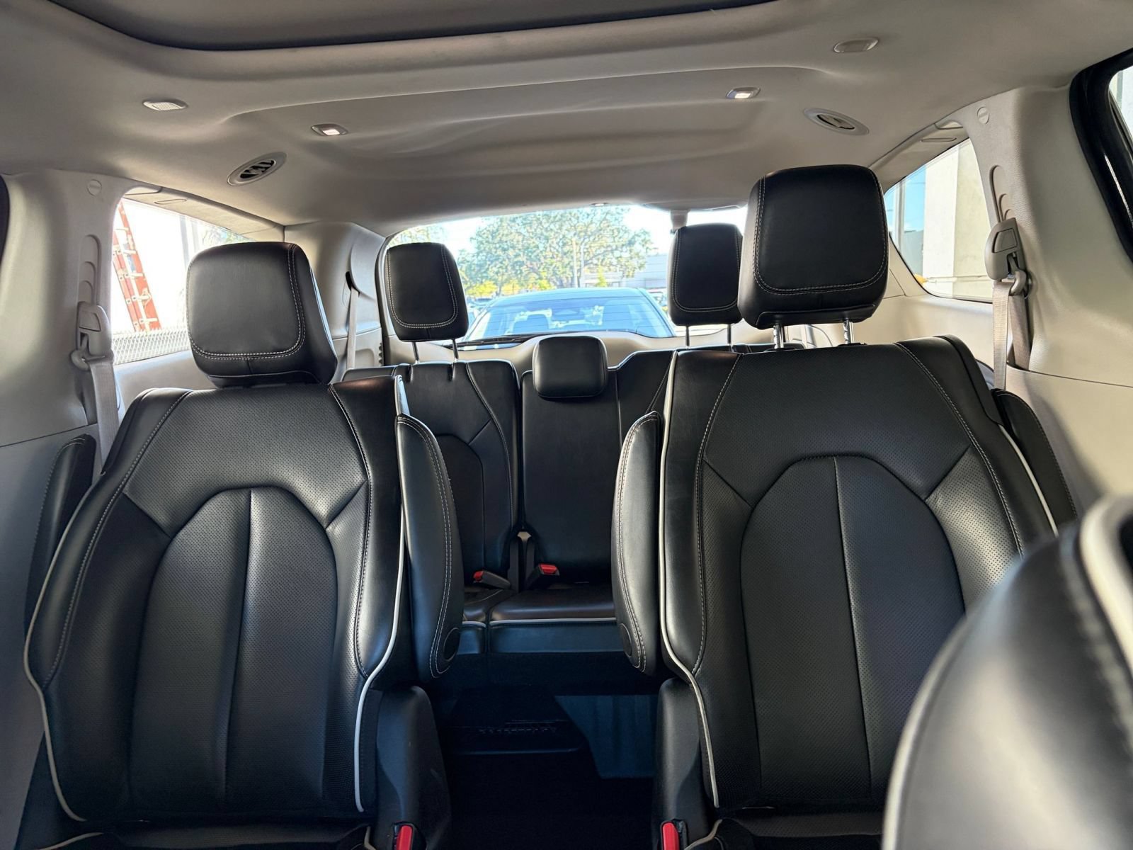 Used 2023 Chrysler Pacifica Limited FWD image 41