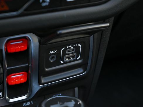 Used 2024 Jeep Wrangler Unlimited Rubicon AWD/4WD image 37
