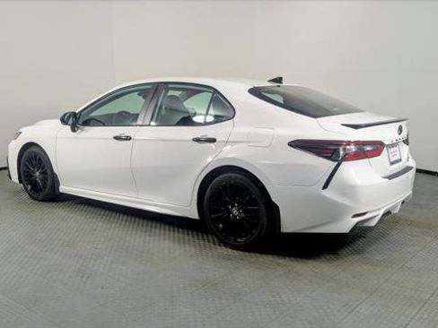 Used 2022 Toyota Camry SE w/ Convenience Package image 4