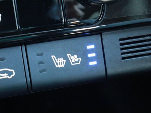 Used 2025 Hyundai Elantra Limited image 19