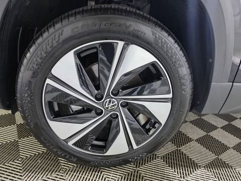 Used 2025 Volkswagen Taos SE w/ Panoramic Sunroof Package AWD/4WD image 10