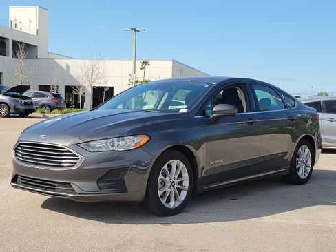 Used 2019 Ford Fusion SE image 3