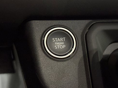 Used 2025 Land Rover Defender 130 X-Dynamic SE AWD/4WD image 31