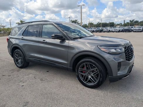 Used 2025 Ford Explorer ST-Line w/ ST-Line Street Pack AWD/4WD image 2