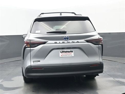 Used 2025 Toyota Sienna LE image 4