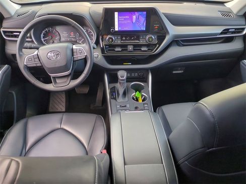 Used 2023 Toyota Highlander XLE image 24