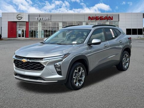 Used 2025 Chevrolet Trax LT w/ LT Convenience Package FWD image 3