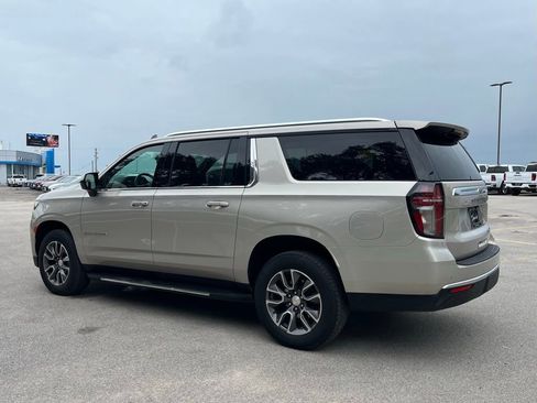 Used 2023 Chevrolet Suburban LS RWD image 7