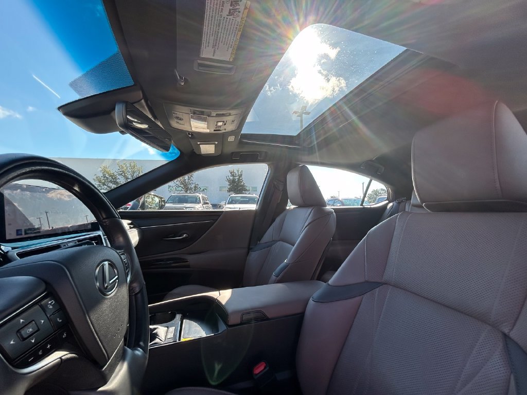Used 2024 Lexus ES 300h w/ Technology Package FWD image 12