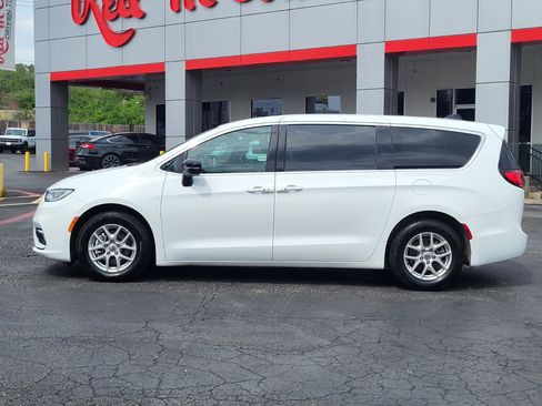 Used 2025 Chrysler Pacifica Select FWD image 6