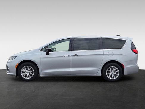 Used 2024 Chrysler Pacifica Touring-L FWD image 7