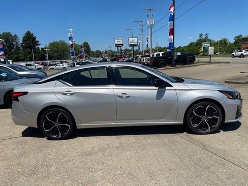 Used 2024 Nissan Altima 2.5 SR w/ SR Premium Package FWD image 7