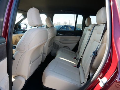 Used 2024 Jeep Grand Cherokee Limited image 36