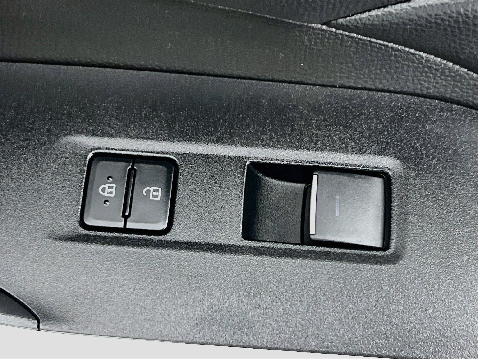 Used 2025 Toyota RAV4 XLE w/ Convenience Package FWD image 31