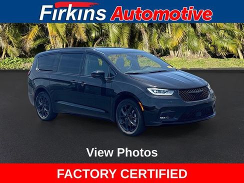 Used 2024 Chrysler Pacifica Limited w/ Uconnect Theater Family Group AWD/4WD image 1
