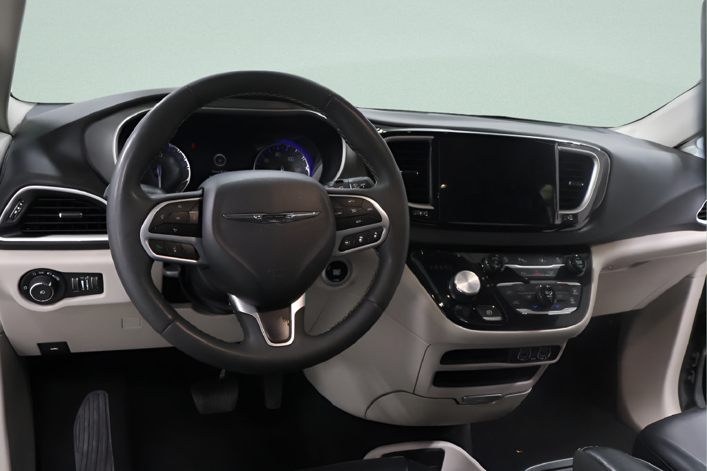 Used 2024 Chrysler Pacifica Touring-L FWD image 6