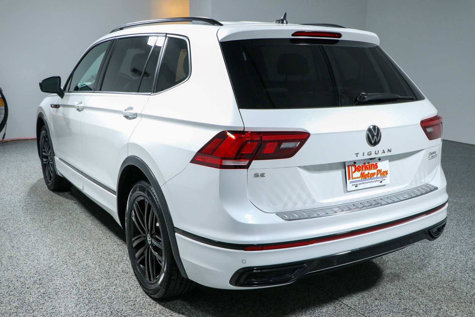 Used 2022 Volkswagen Tiguan SE R-Line FWD image 9