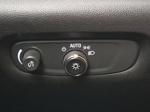 Used 2022 Chevrolet Traverse LT FWD image 23