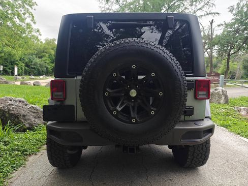 Used 2016 Jeep Wrangler Unlimited Sahara AWD/4WD image 5