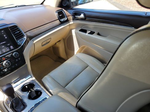 Used 2020 Jeep Grand Cherokee Overland AWD/4WD image 16