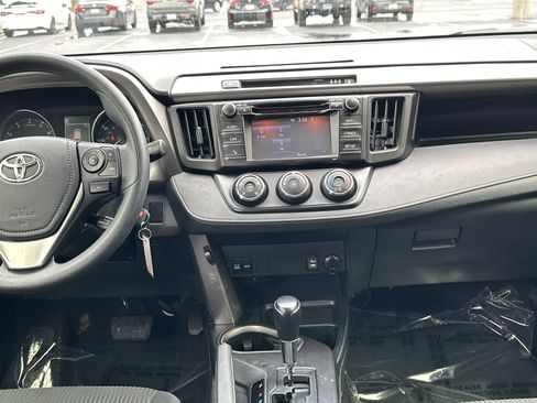 Used 2018 Toyota RAV4 LE FWD image 30
