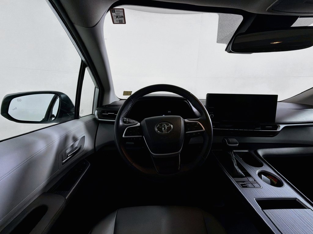 Used 2025 Toyota Sienna XLE FWD image 20
