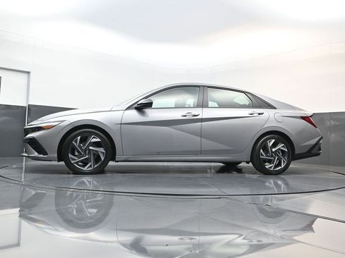 Used 2025 Hyundai Elantra SEL FWD image 26