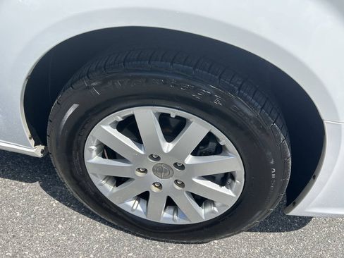 Used 2014 Chrysler Town & Country Touring FWD image 10