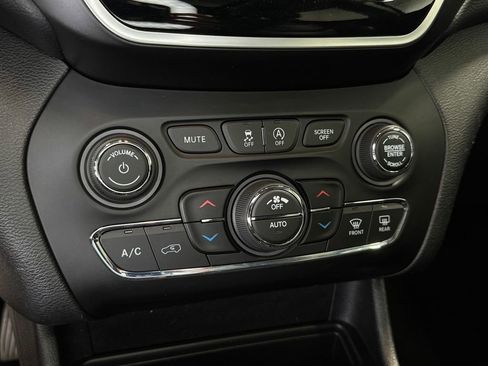 Used 2019 Jeep Cherokee Limited w/ Luxury Group AWD/4WD image 20