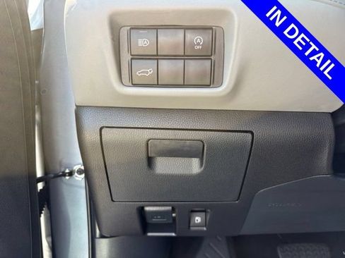 Used 2024 Toyota Highlander XLE AWD/4WD image 27