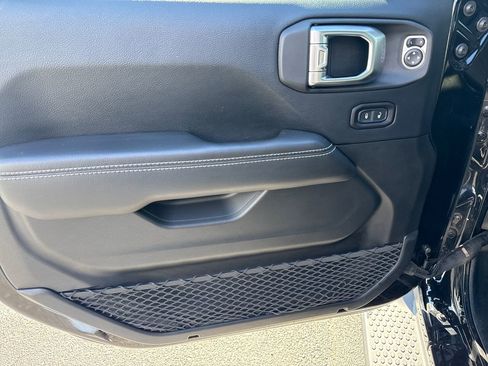 Used 2018 Jeep Wrangler Unlimited Sahara image 14