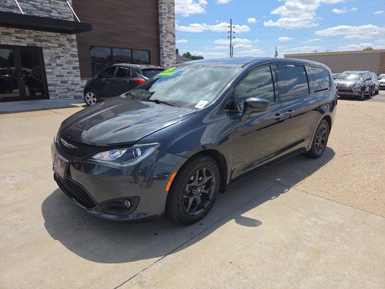 Used 2019 Chrysler Pacifica Touring Plus w/ S Appearance Package FWD image 2