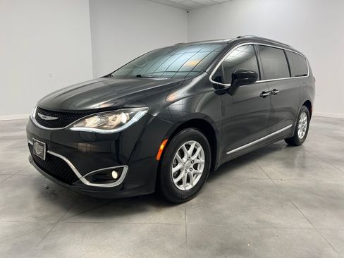 Used 2020 Chrysler Pacifica Touring-L image 3