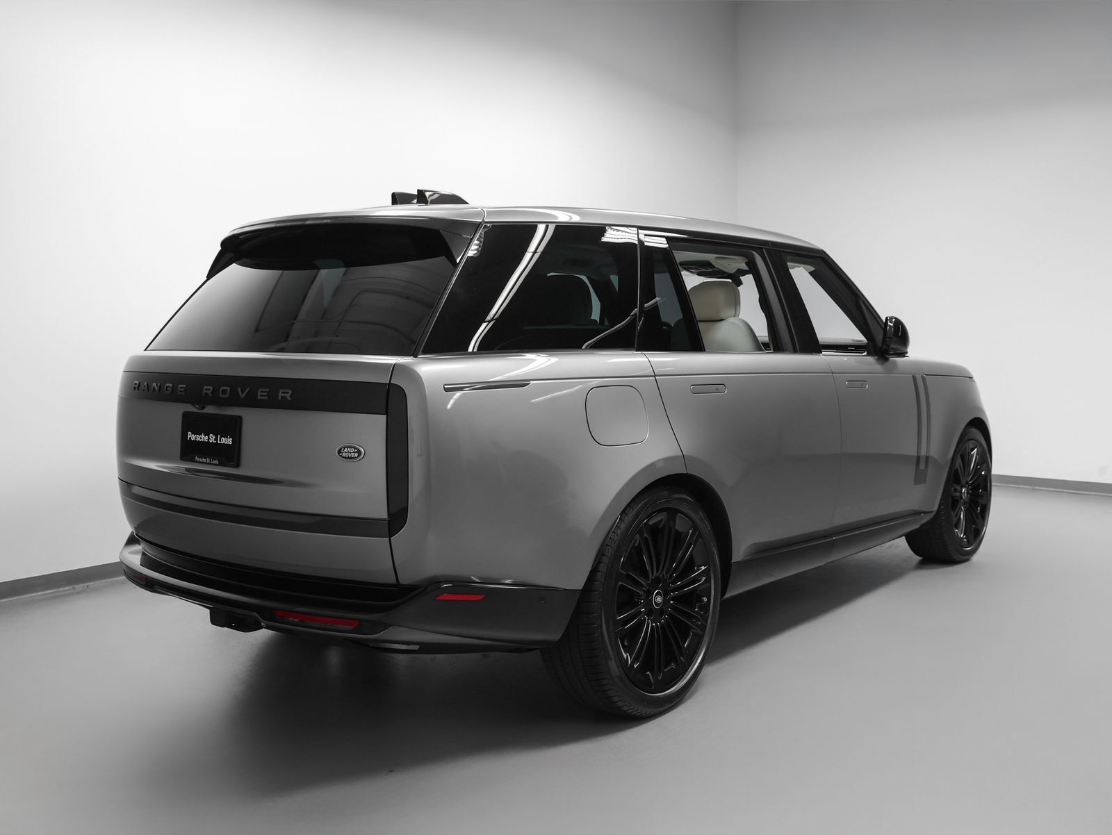 Used 2023 Land Rover Range Rover Long Wheelbase SE AWD/4WD image 12