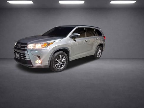 Used 2017 Toyota Highlander XLE w/ Carpet Mat Package FWD image 4
