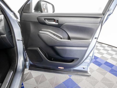 Used 2024 Toyota Highlander XLE FWD image 16