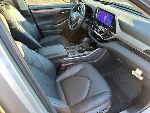 Used 2025 Toyota Highlander Platinum image 21