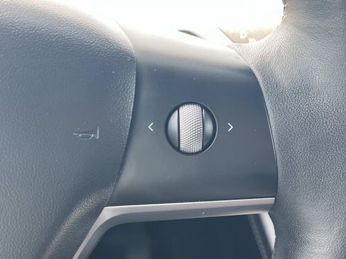 Used 2022 Tesla Model Y Long Range image 10