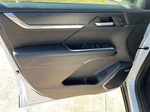 Used 2025 GMC Acadia Elevation image 11