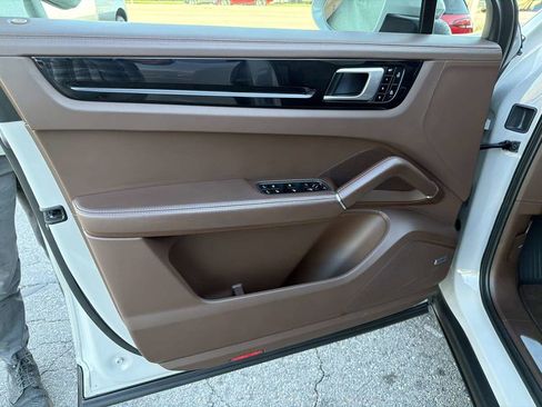 Used 2021 Porsche Cayenne Coupe image 11