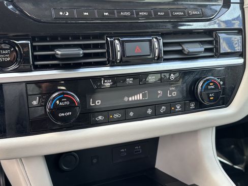 Used 2025 Nissan Pathfinder SL FWD image 21