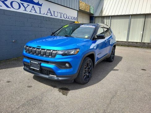 Used 2022 Jeep Compass Latitude w/ Sun and Sound Group AWD/4WD image 2