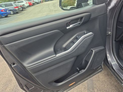 Used 2022 Toyota Highlander XLE image 21