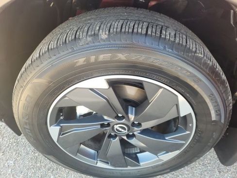 Used 2025 Nissan Rogue SV w/ SV Premium Package image 23