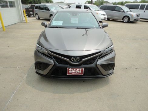 Used 2022 Toyota Camry SE image 19