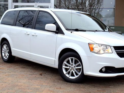 Used 2019 Dodge Grand Caravan SXT image 3