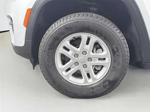 Used 2024 Jeep Grand Cherokee Laredo image 17
