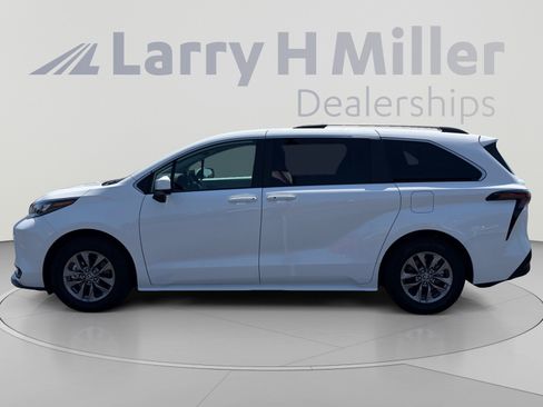 Used 2025 Toyota Sienna LE w/ LE Plus Package AWD/4WD image 2